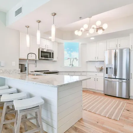 Silver Beach Towers E306